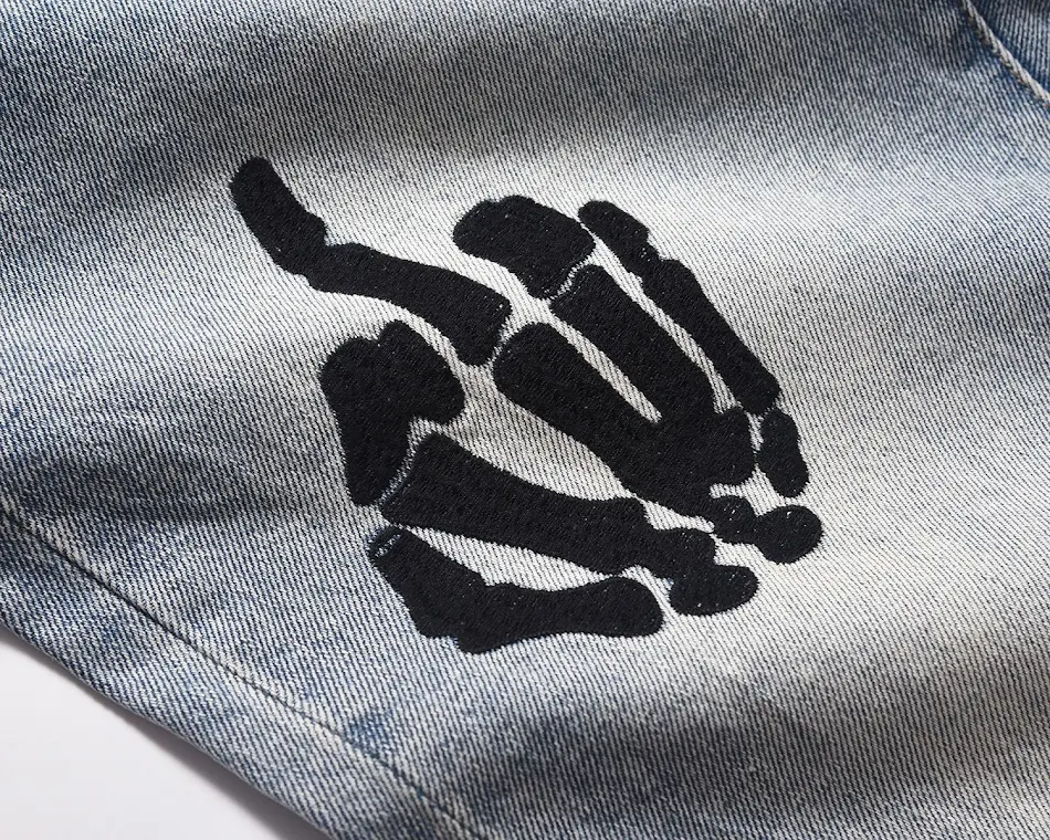 Blauwe gewassen jeans met wijde, losse pijpen en een witte gebarenprint. Comfortabel en stijlvol voor een relaxte look.