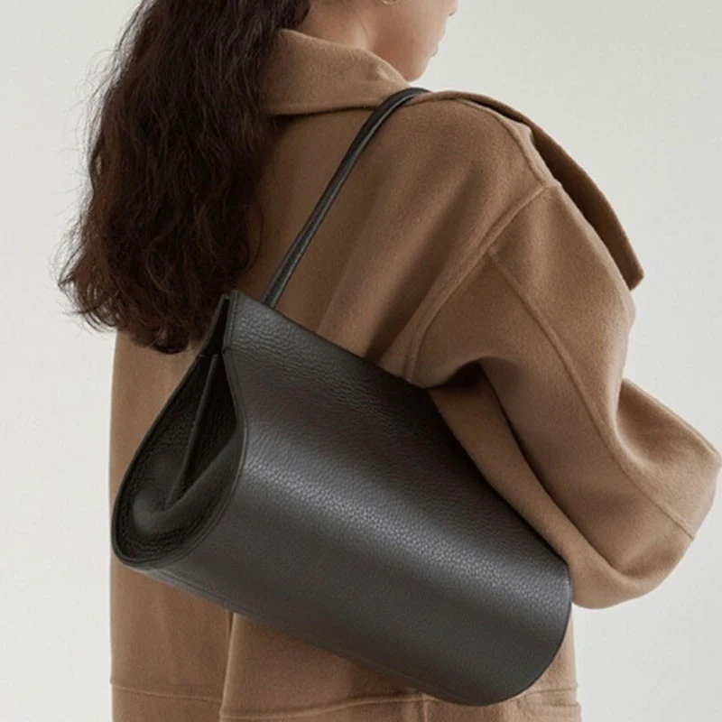 High-end New Retro Baguette Handbag, a stylish and practical accessory. Carry your essentials in sophisticated elegance 