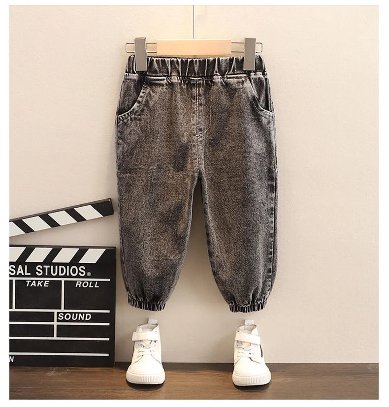 Lente kleding voor jongens, nieuwe kinderkleding. Modieuze en knappe kinderkleding, stijlvolle outfits voor de lente.