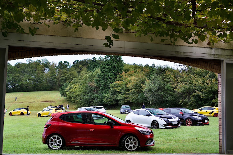 ルーテシアのcarol racing Renault・メガメガーヌミート・ルーテシア10周年・ルノー祭り・10月もよろしくお願いしますに関するカスタム事例の投稿画像12枚目