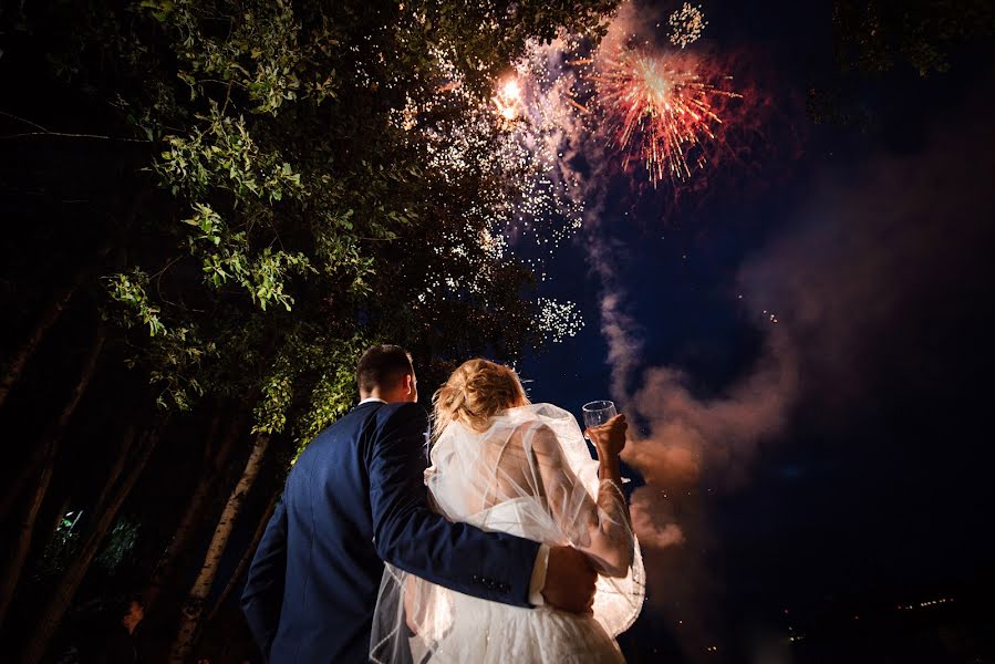 Fotógrafo de casamento Svetlana Carkova (tsarkovy). Foto de 26 de setembro 2015