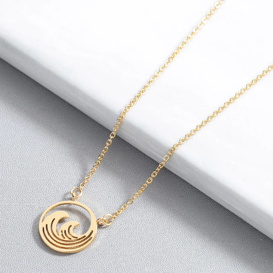 Collier pendentif en acier inoxydable pour femme, accessoire élégant. Bijou féminin résistant à l'eau, design moderne et durable. Idéal pour un cadeau.