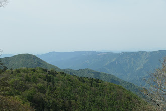 左にホンジ山、左奥に秋葉山