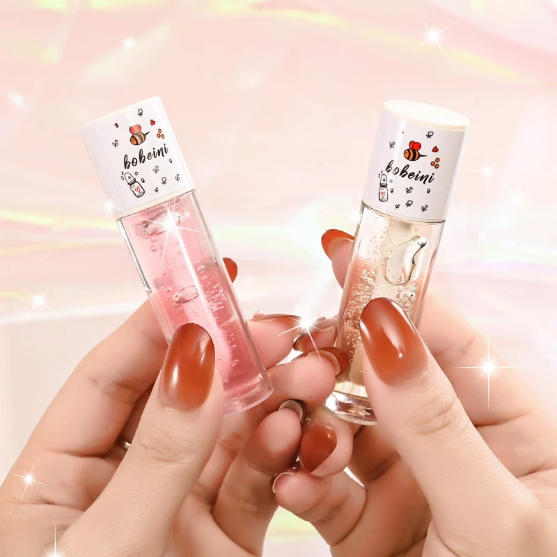 Hydraterende lipgloss die droge, gesprongen en schilferende lippen herstelt. Voor zachte en gerepareerde lippen.