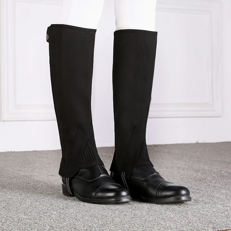 Leggings da equitazione con ginocchiere e stivali. Comfort e protezione per cavalieri. Ottimizzano le prestazioni e la sicurezza durante l'equitazione.