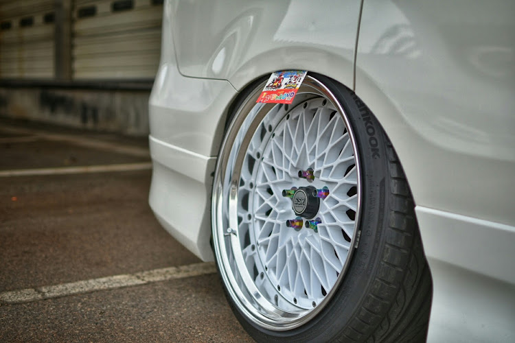 エリシオンのSSR wheels・SSRフォーミュラーメッシュ・ホイール・白ホイール・メッシュホイールに関するカスタム事例の投稿画像1枚目