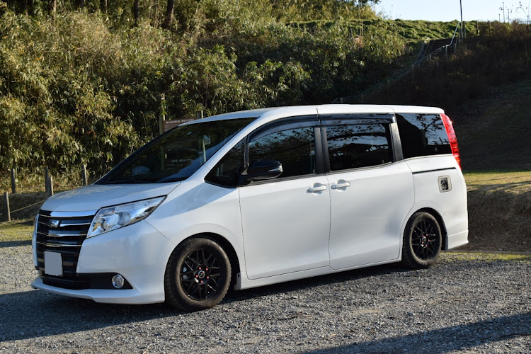 ノアのノア ヴォクシー エスクァイア・80 Style NOAH family・まだもうちょい冬仕様・久しぶりのカメ活・左斜め前写真展に関するカスタム事例の投稿画像1枚目