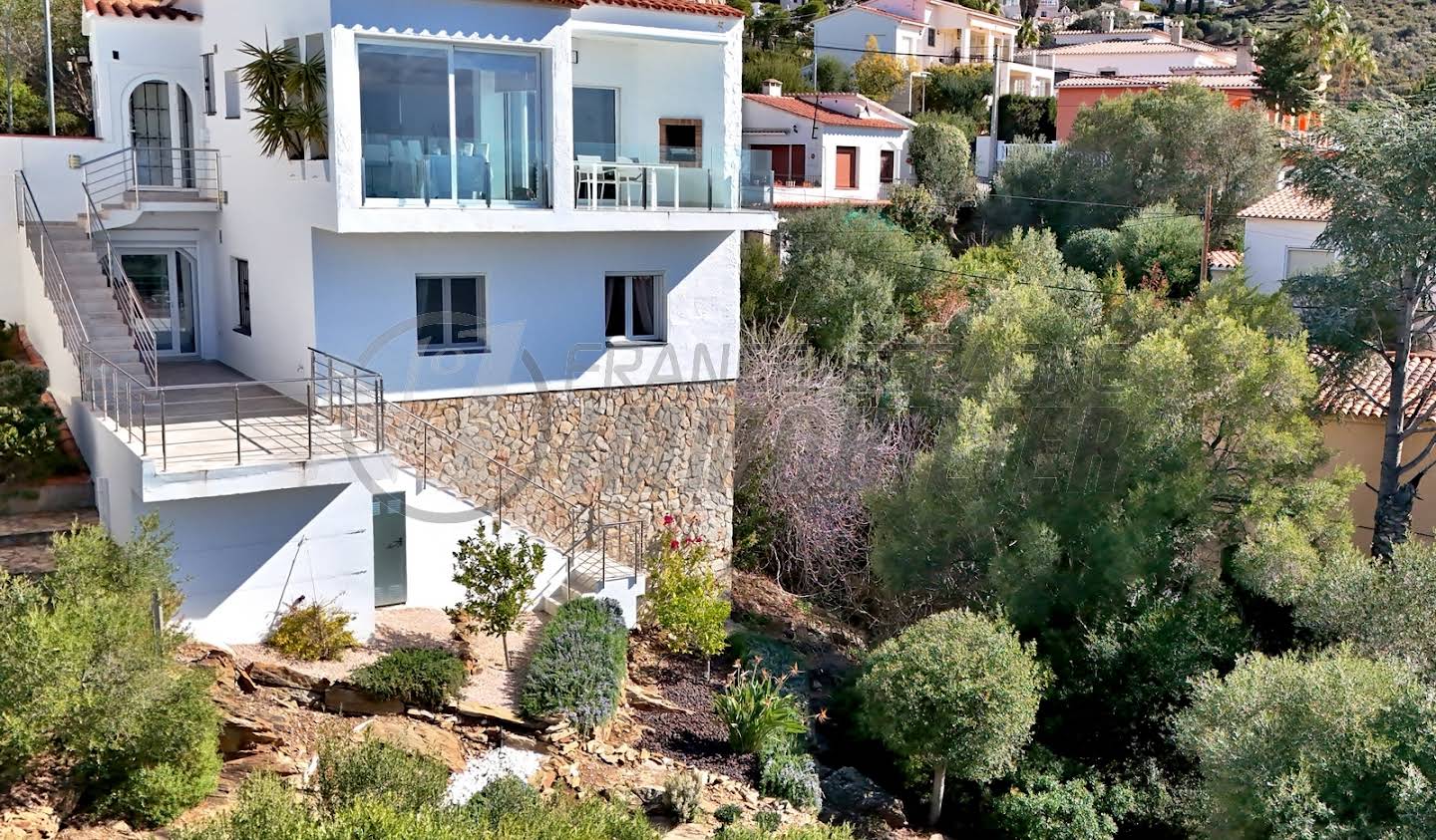 House with garden and terrace Roses