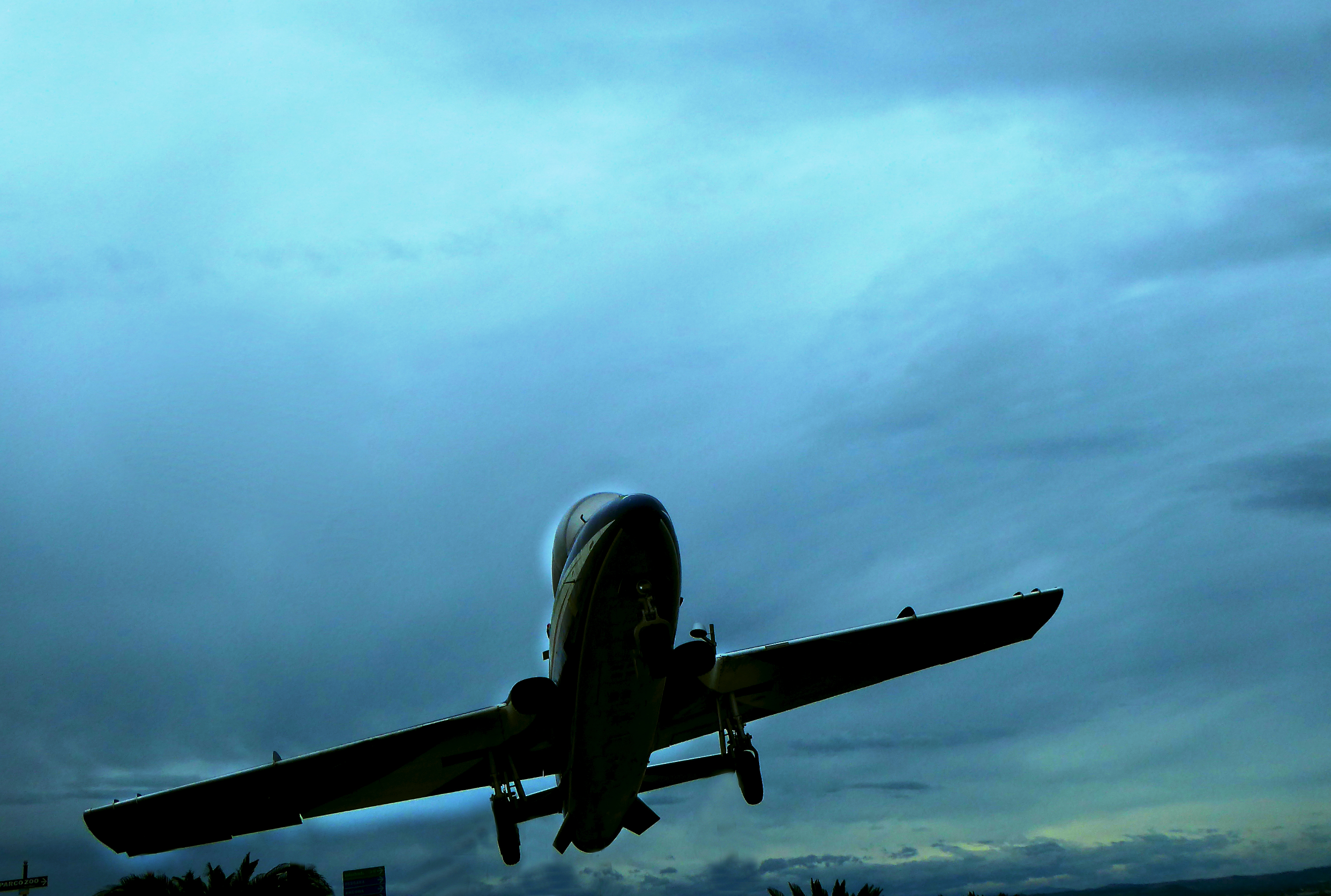 Plane leaving plane arriving  di luiker