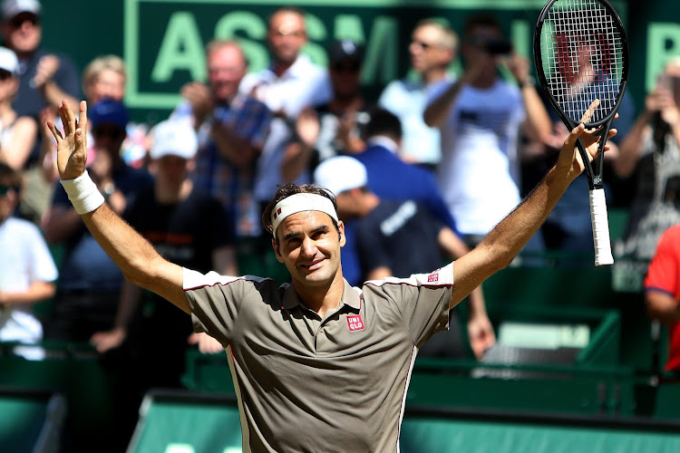 Roger Federer klopt Fransman na drie sets en blijft op koers voor negende titel op Wimbledon 