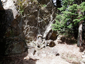 裏手の大岩