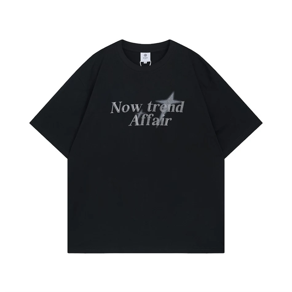 Camiseta de calle con letras de estrella cruzada de manga corta. Estilo urbano moderno, cómoda y a la moda para un look diario casual y atractivo.