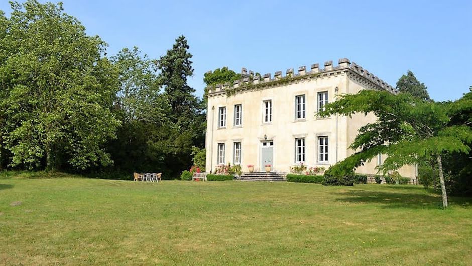 Vente château  650 m² à Lessac (16500), 837 400 €