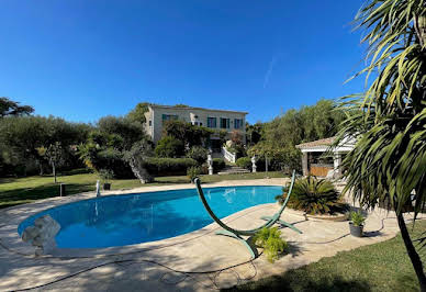 Villa avec piscine et terrasse 2