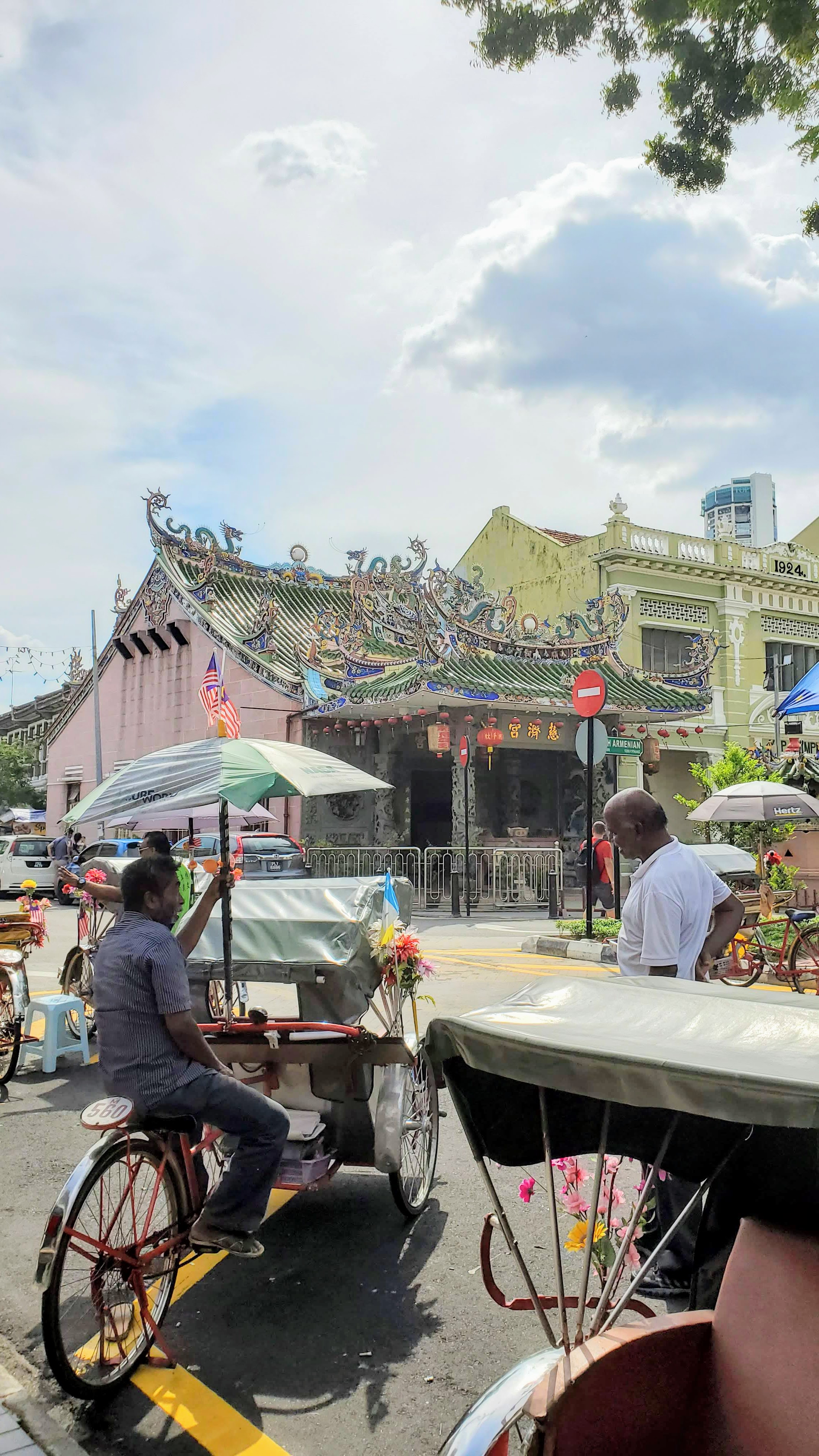 Tips on visiting George Town Street Art: find a trisaw station in front of the St Francis Xavier Church, or at Lebuh Armenian and Jalan Masjid Kapitan Keling (formerly) known as Pitt Street.