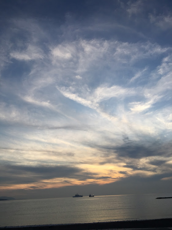 コペンのコペン・車と海と夕陽・飛行機雲・夕景・夕陽に関するカスタム事例の投稿画像4枚目