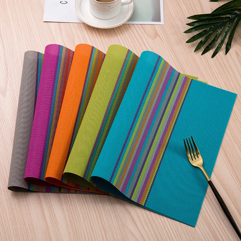 Bunte Platzsets aus PVC, rutschfest und hitzebeständig für Esstische im westlichen Stil. Schützen Sie Ihren Tisch stilvoll.
