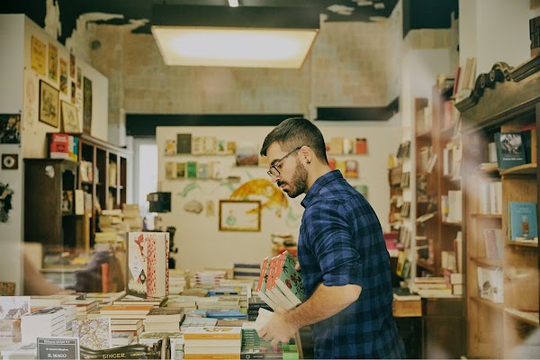 À l'intérieur de l'échoppe, il empile soigneusement les livres