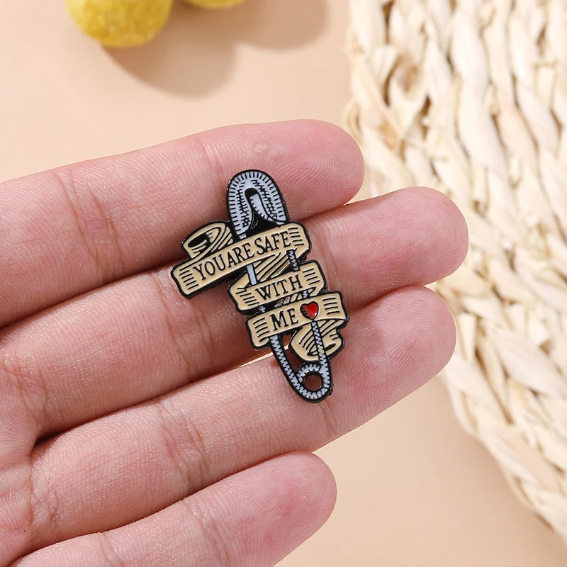 Nouveaux Accessoires de Badge Couple Modélisation Clip Alphabet Rétro, personnalisez vos tenues et partagez votre amour avec style rétro unique.