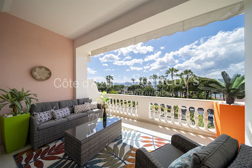 Seaside apartment with terrace 2