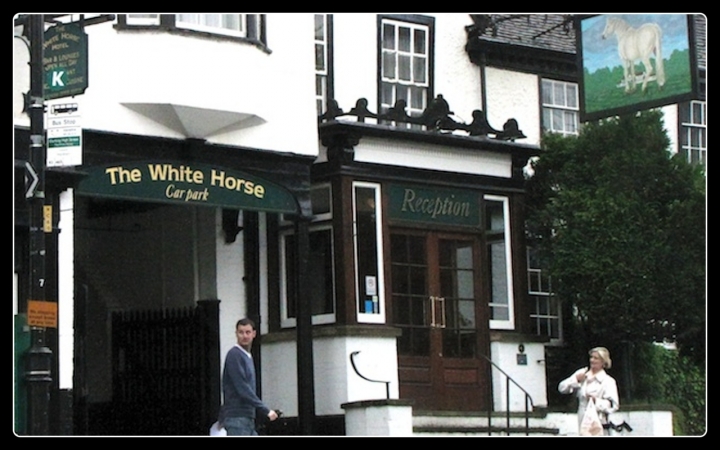 White Horse Bus Stop ...vado a piedi! di mauro56