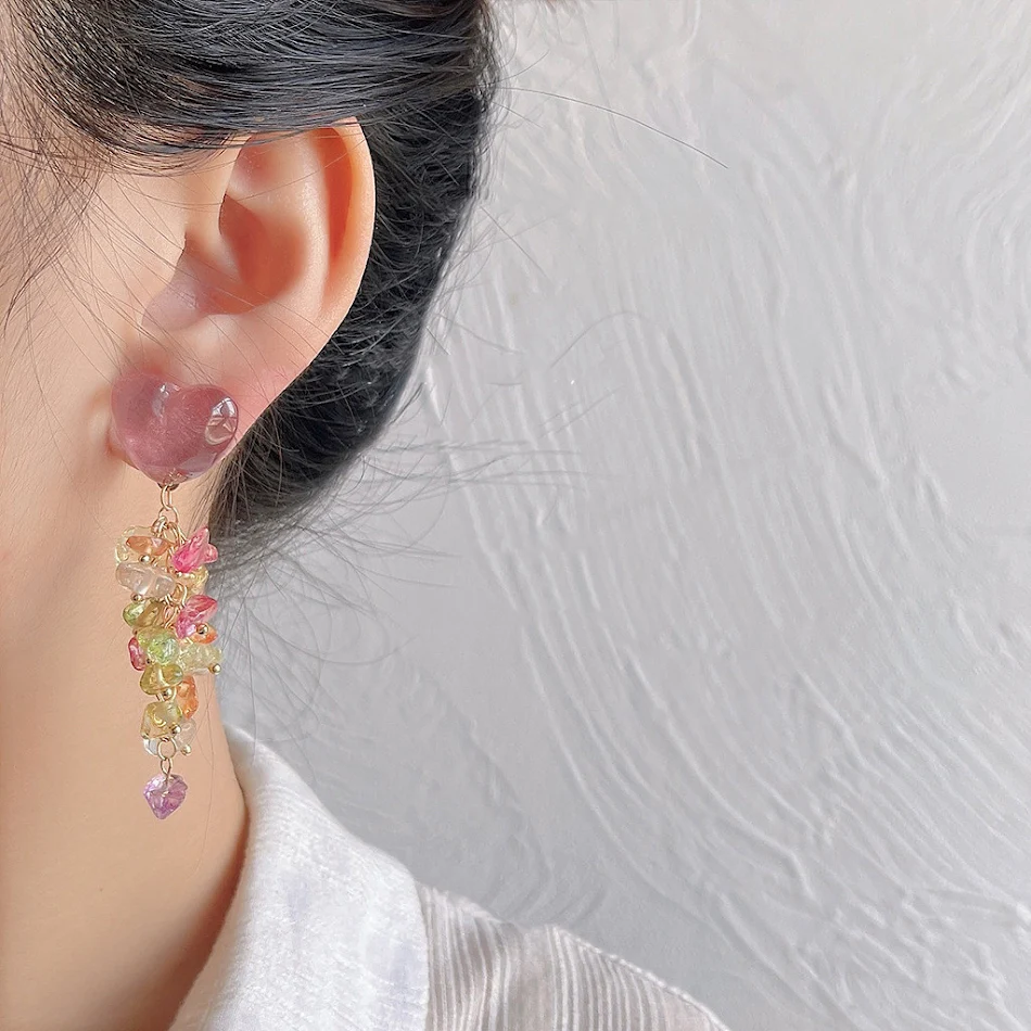 Handgemaakte lange kwast oorbellen met zoet glaskristal en zilveren pin. Een mix van kleuren voor een elegante uitstraling.