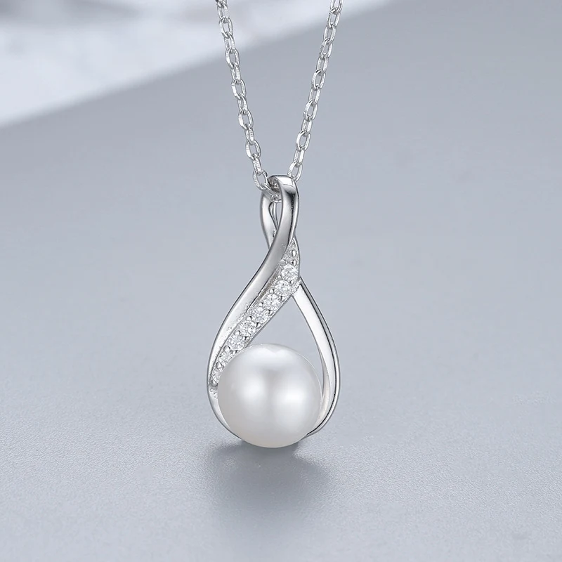 Collier pendentif perle d'eau douce argenté avec micro-incrustations de zircon, goutte d'eau. Élégance et raffinement pour toutes les femmes.