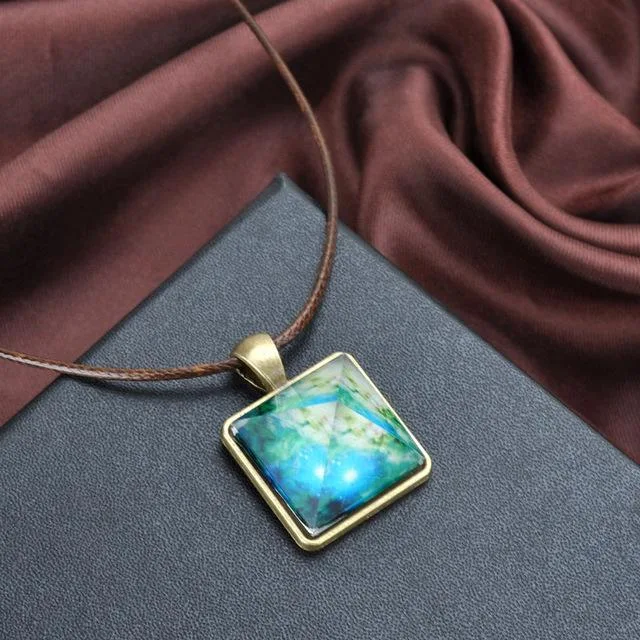 Collar con colgante de pirámide que brilla en la oscuridad. Un accesorio místico y único para iluminar tu estilo y atraer miradas.