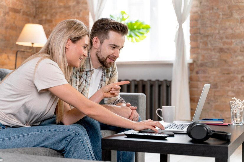 pareja reservando online su casa o departamento