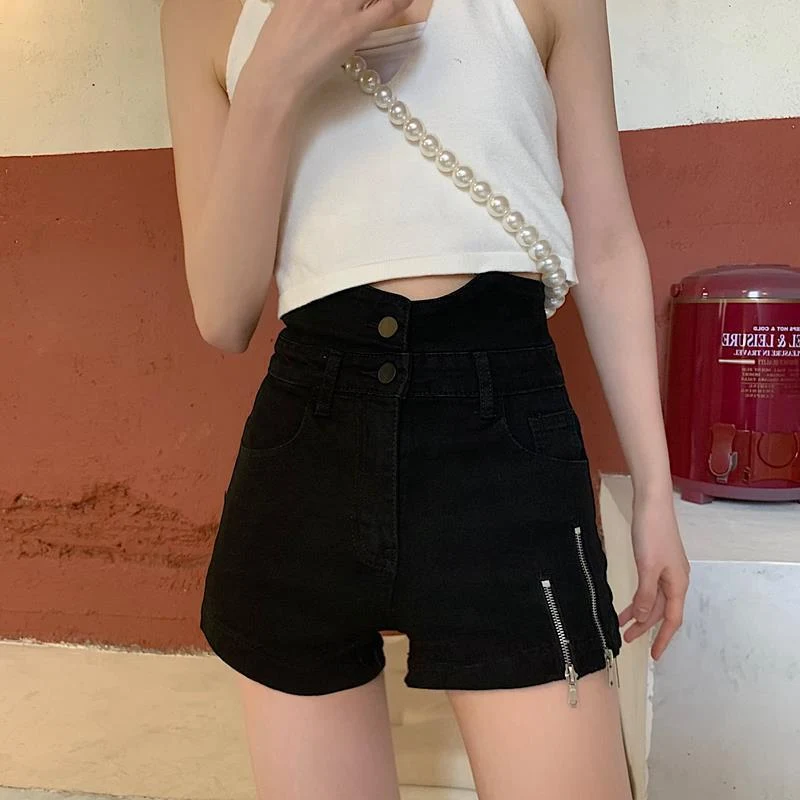Short en jean noir pour femmes avec design élégant, idéal pour un look décontracté et tendance, confortable pour toutes les occasions.