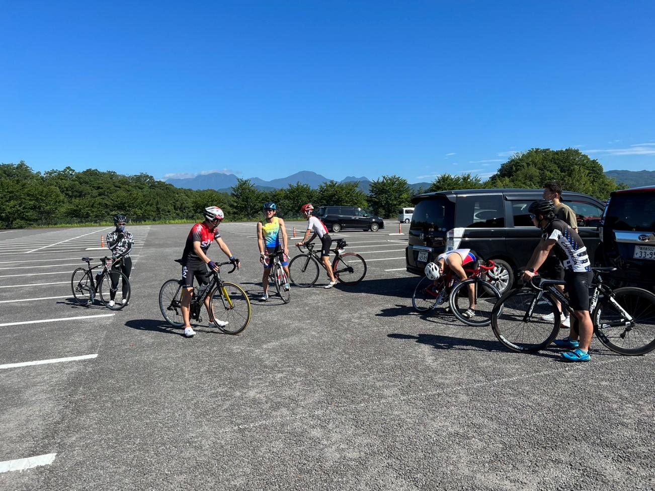 自転車とバイクに乗っている人たち

自動的に生成された説明