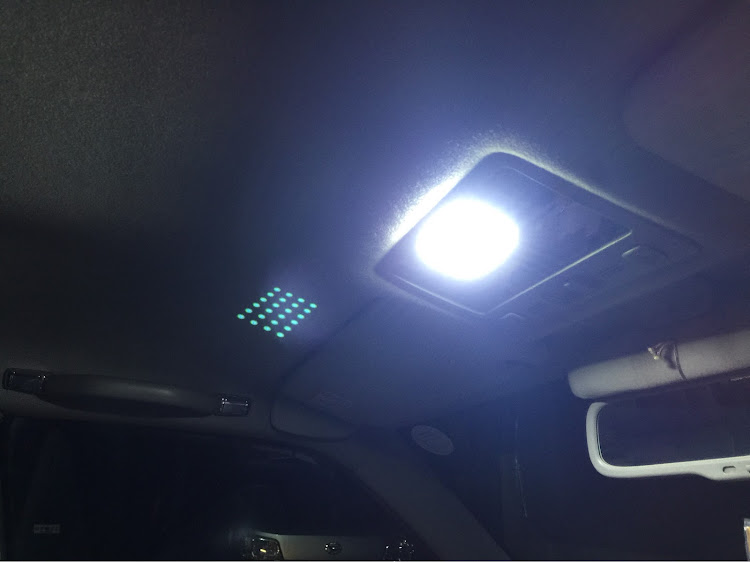 センチュリーの詳しい方教えてください！・電装系苦手・LEDルームランプ・内装キズつけた😭・アップガレージに関するカスタム事例の投稿画像4枚目