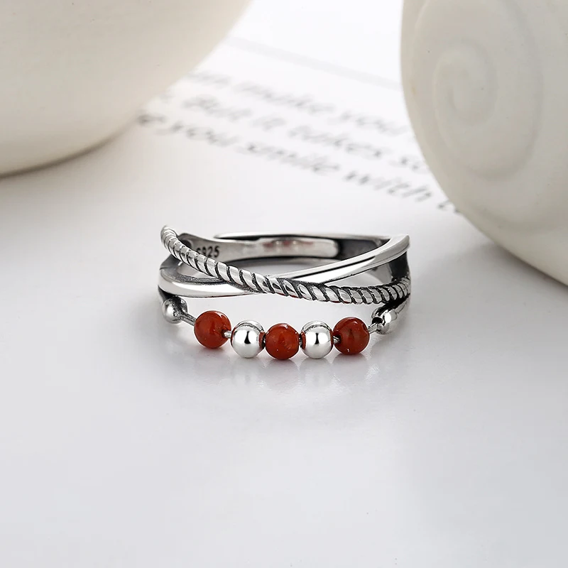 South Red ronde kralen draaibare ring, dubbellaags hol, een stijlvol en uniek sieraad voor een opvallende en elegante look.
