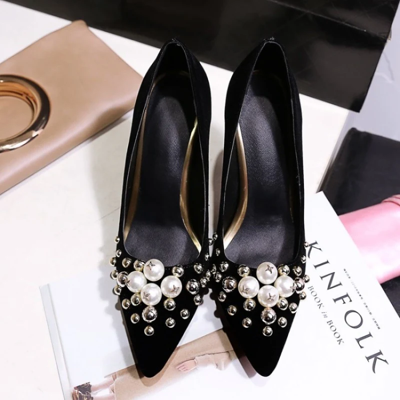 Scarpe da sposa con tacco alto per un matrimonio indimenticabile. Trova il paio perfetto per camminare con stile ed eleganza.