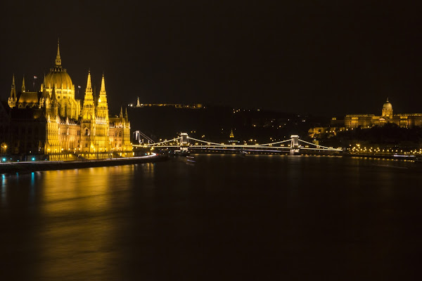 Budapest parliament and castle di charlesavantgarde