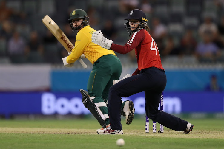 England's Amy Jones watches the ball head to the boundary off South Afrkca Dane Van Niekerk's bat during the ICC Women's T20 Cricket World Cup match at the WACA on February 23, 2020 in Perth