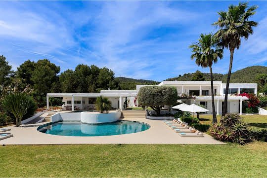 Villa with garden and terrace