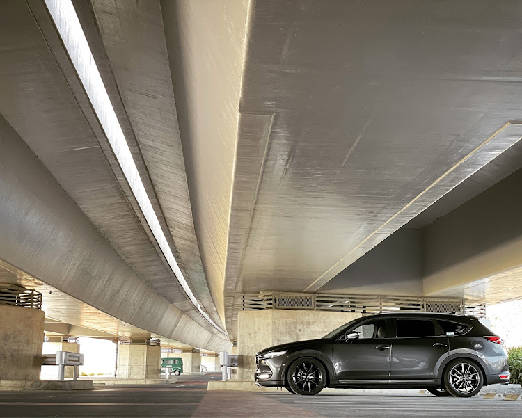 CX-8のMazdaCamarades・WithMazda・BLITZ・車高調・高架下は盛れるに関するカスタム事例の投稿画像1枚目