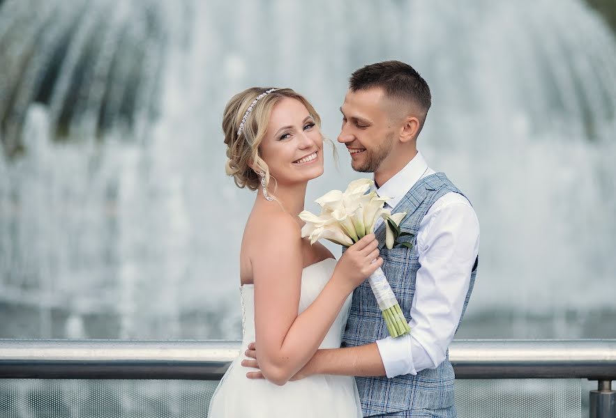 Fotógrafo de casamento Olesya Kotova (bmhdzdz). Foto de 7 de agosto 2020