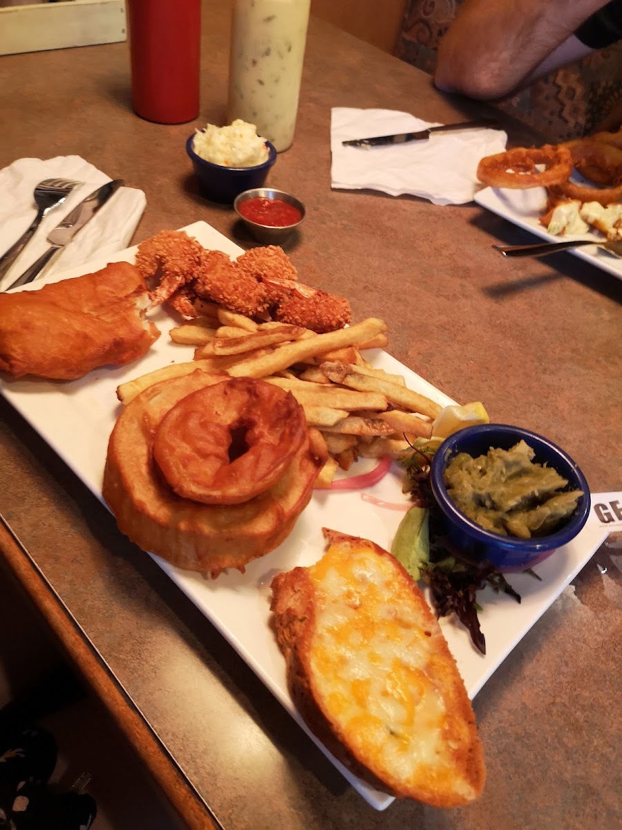 Seafood platter with cod and shrimp. Also onion rings and cheesy garlic bread. Was all very tasty!