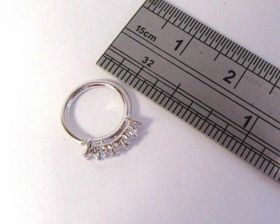 Modieuze en verfijnde zirkon O-vormige neusring. Voeg elegantie en een vleugje glamour toe aan je look met dit prachtige sieraad.
