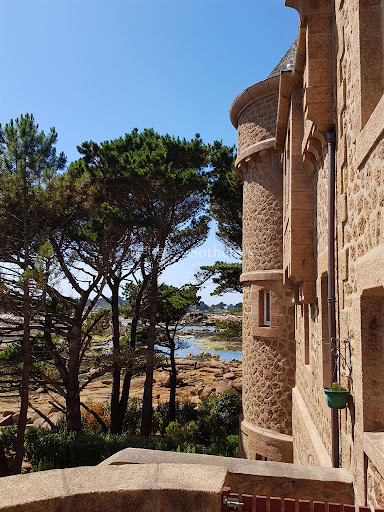 Seaside house with pool and garden 5