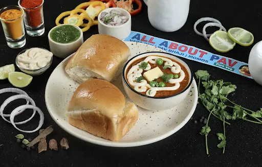 Paneer Pav Bhaji In Cheese Sauce