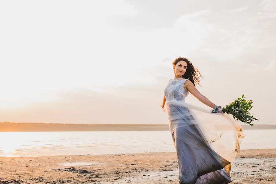 Fotógrafo de casamento Evgeniya Ivanova (ugeni). Foto de 2 de agosto 2017