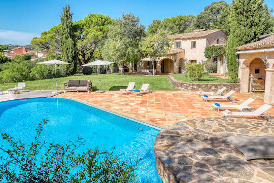 Villa avec piscine en bord de mer