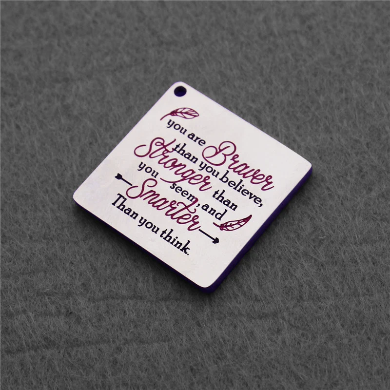 Gegraveerde titanium stalen tag, sterk en duurzaam. Personaliseer voor een speciale herinnering of langdurige identificatie.