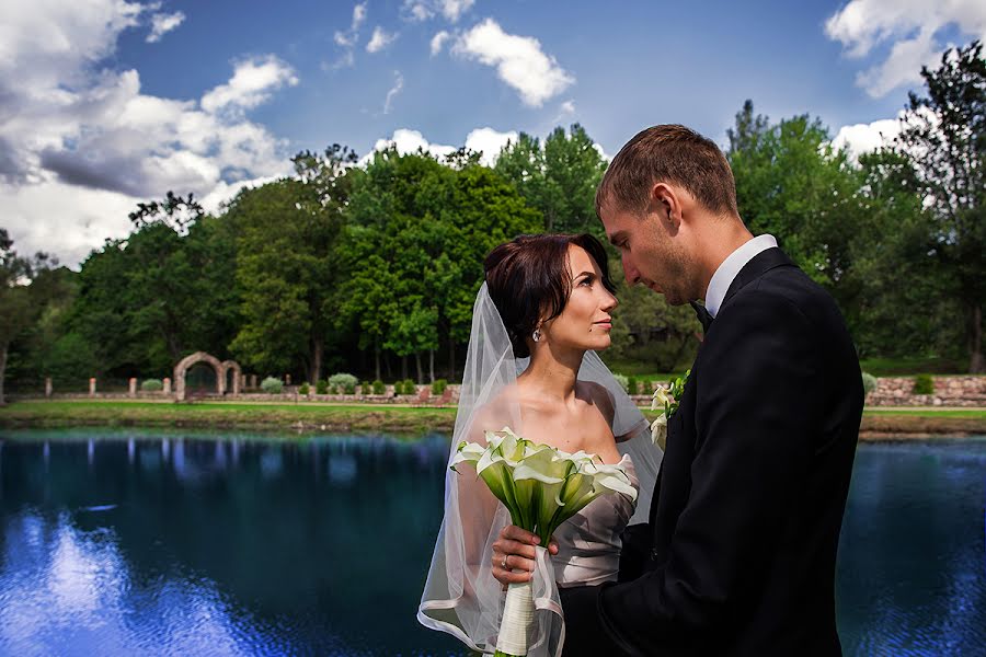 Fotógrafo de casamento Vitaliy Baranok (vitaliby). Foto de 5 de fevereiro 2016