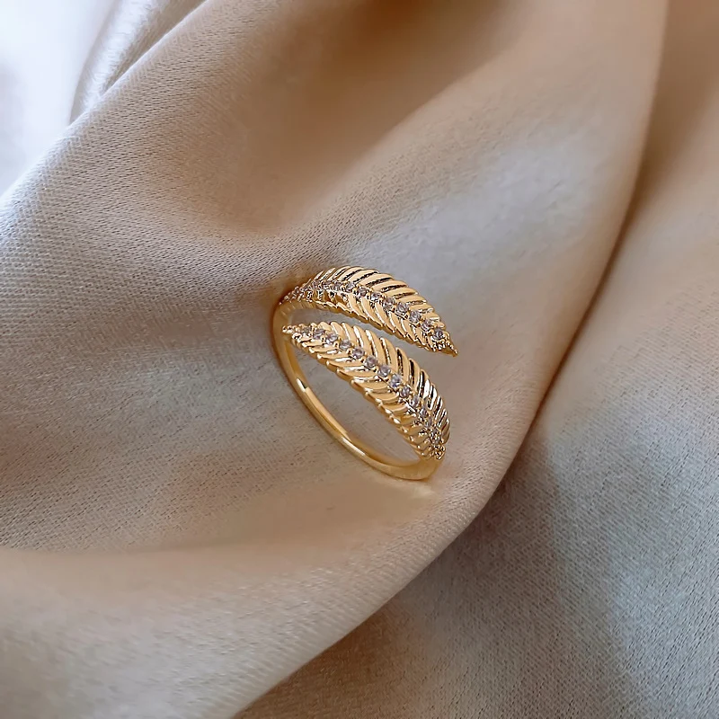 Bague feuille en zircon micro-incrustée pour femme, design niche, haute sensibilité. Bijou élégant et raffiné.