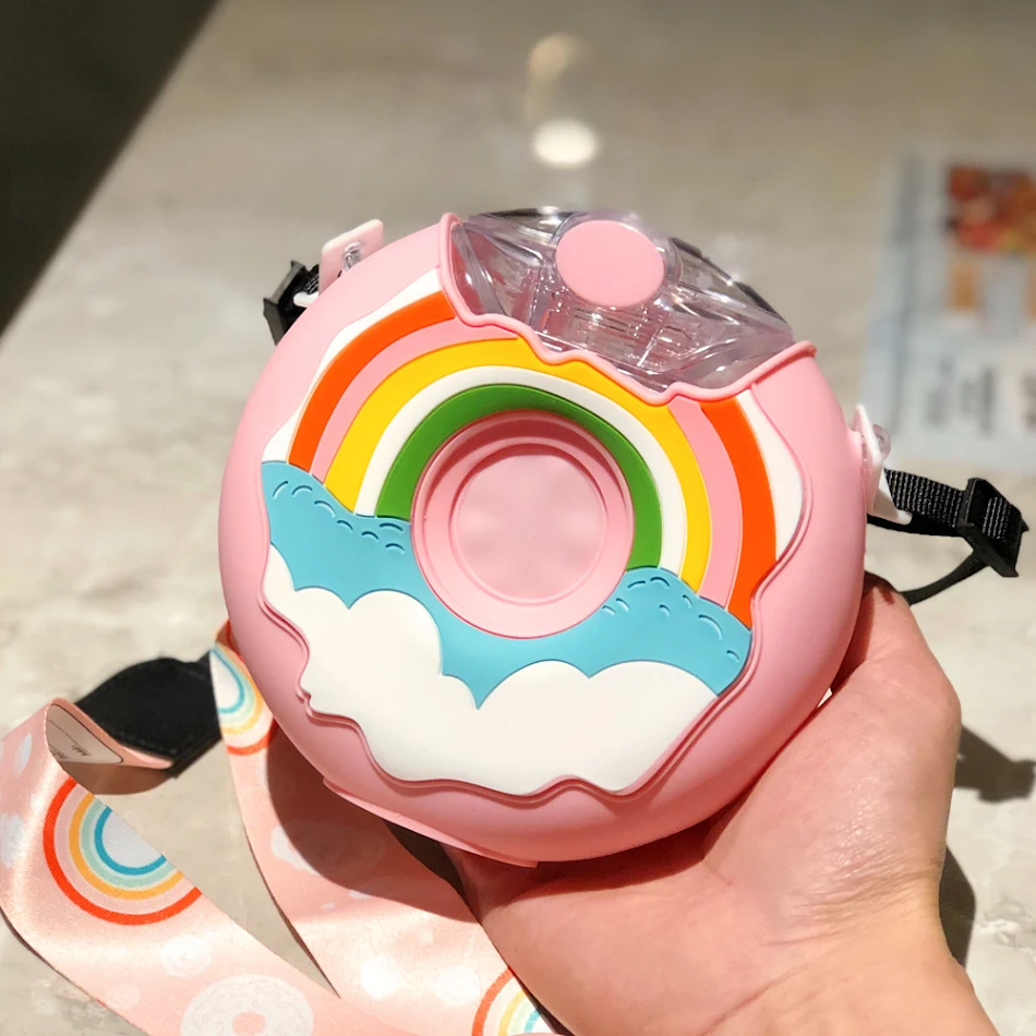 Botella de agua de helado de dona adorable con pajita Taza redonda creativa portátil a prueba de fugas Tritan Ideal para llevar bebidas refrescantes.