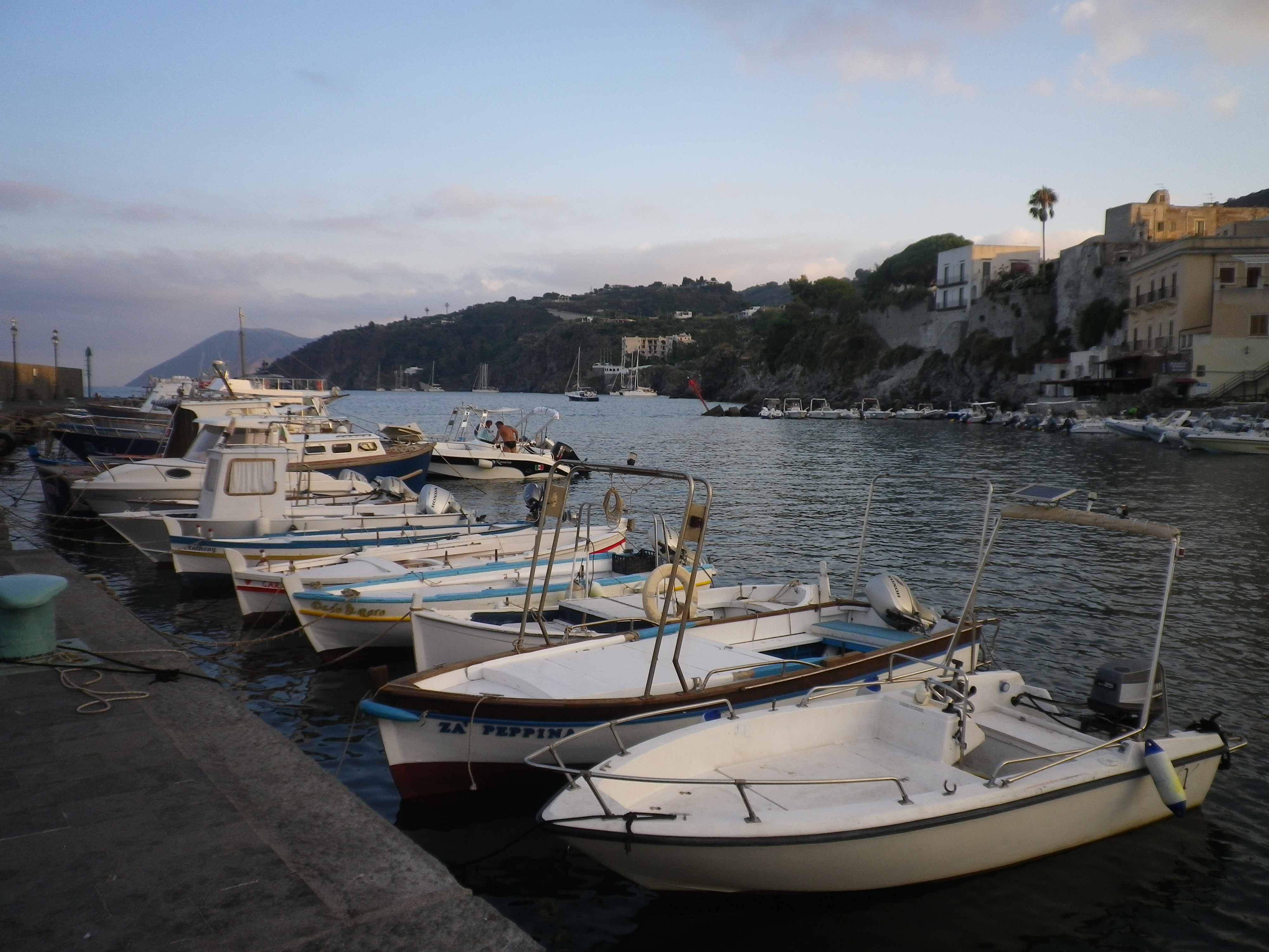 Barche nel porticciolo turistico di Lipari (ME)  di Pinino